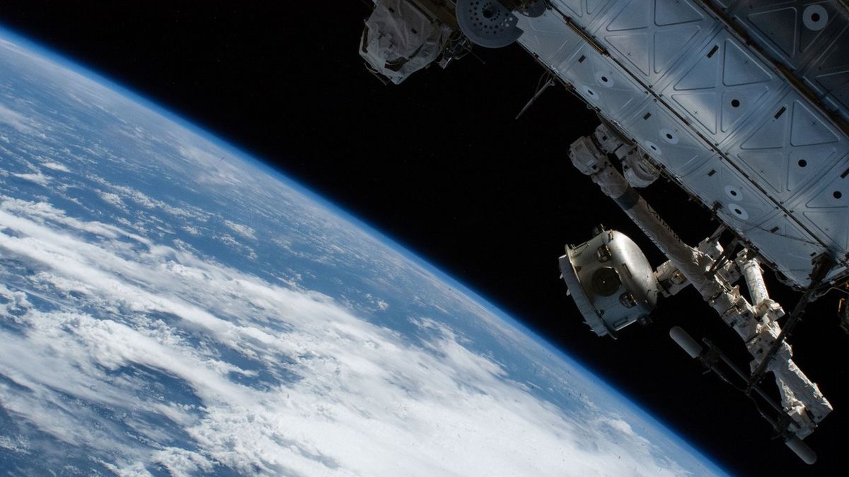 Čas přepsat vesmírná pravidla. USA chtějí změny kvůli „přemnožení“ satelitů